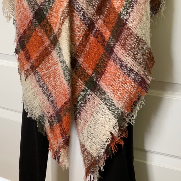 Fringe Shawl With Black Closure - Picture 6 of 6